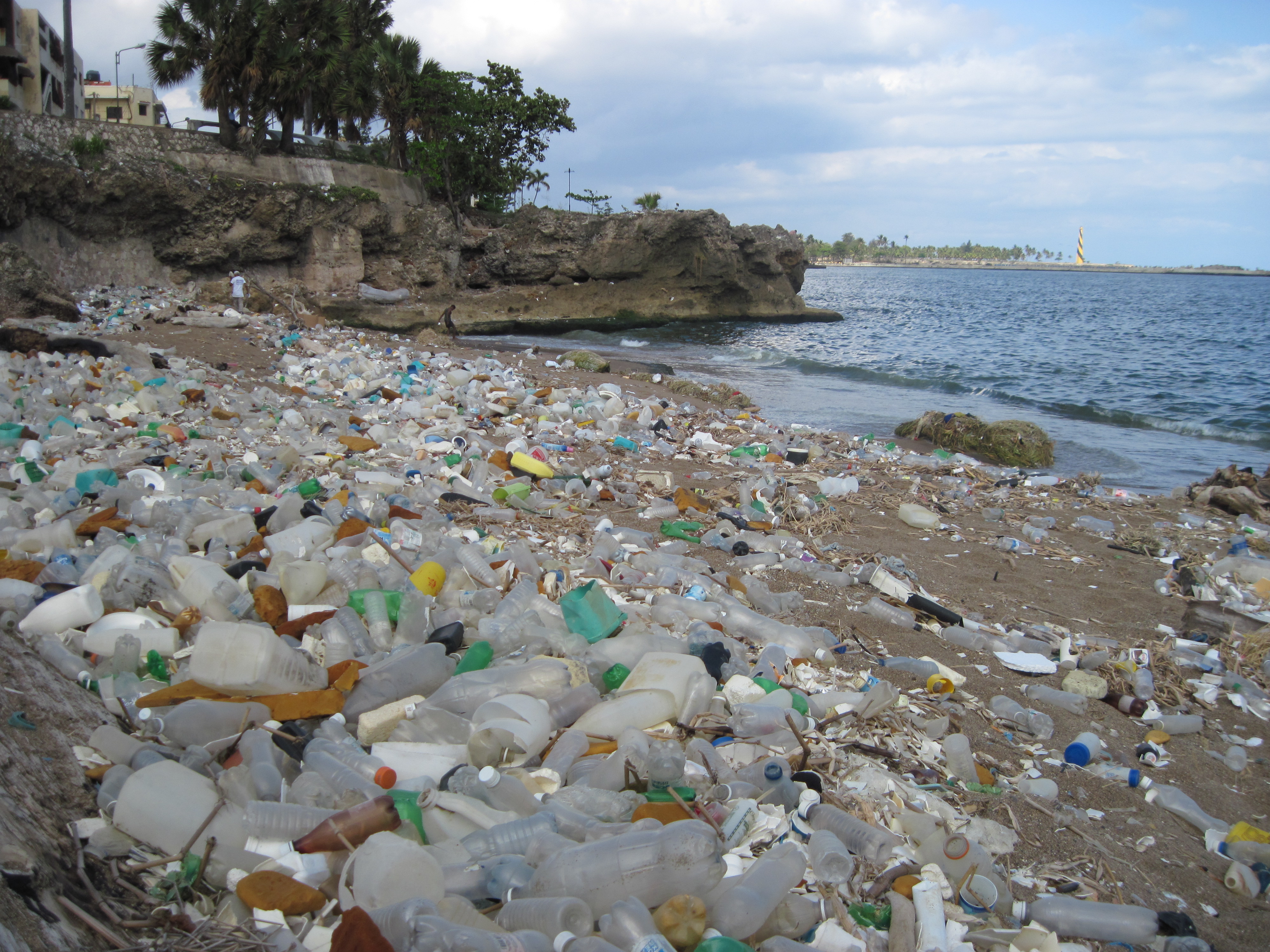 Засорять природу. Пластиковое загрязнение. Пластиковые бутылки в океане. Пластмассовые отходы в море. Загрязнение океана.
